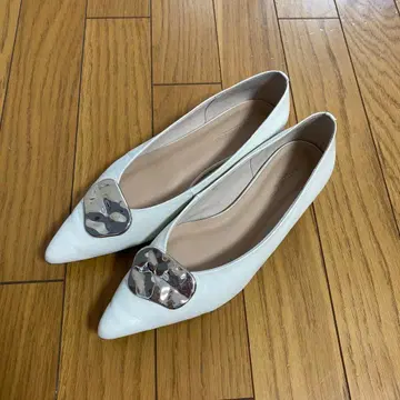 BEAUTY&YOUTH 메탈 클립 포인티드 플랫슈즈 애로우즈