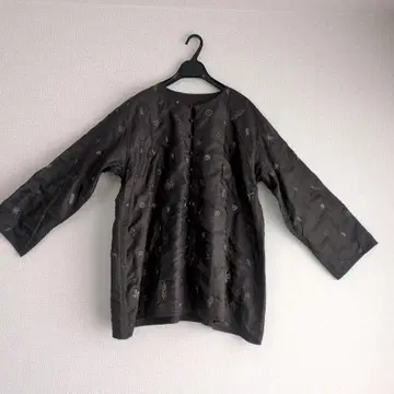 자수 들어간 다크 그레이 긴팔 셔츠