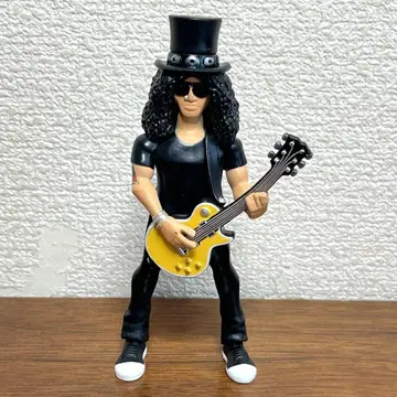 건즈 앤 로지스 피규어