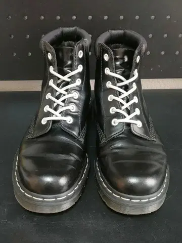 닥터마틴 6홀 화이트 스티치 uk8