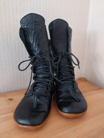 블랙 가죽 레이스업 부츠