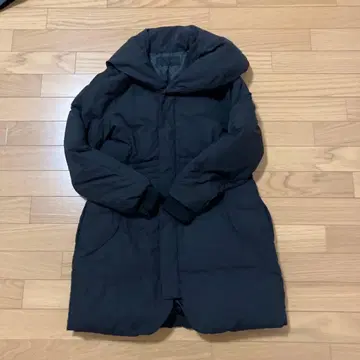 블랙 후드 부착 롱 다운 코트