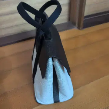 블랙 화이트 토트백