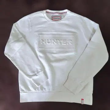 HUNTER 화이트 엠보싱 로고 맨투맨