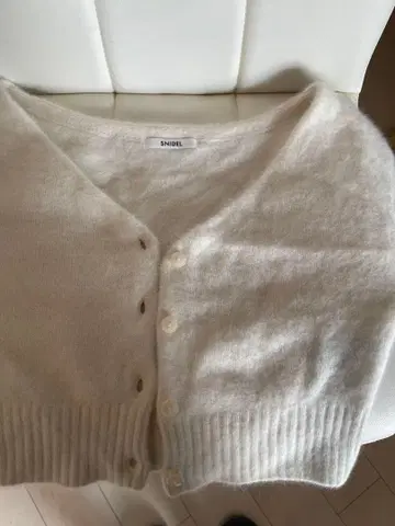세트로! SNIDEL 화이트 슬리브리스 터틀넥과 가디건 세트
