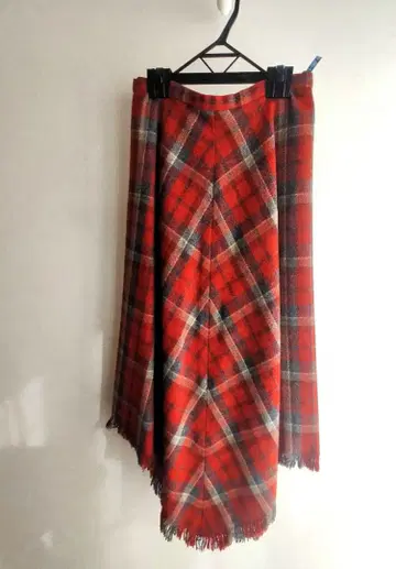 Scapa 빨간색 체크 무늬 플레어 스커트