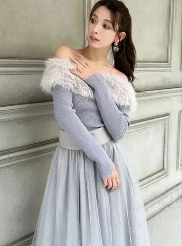 새상품급 RESEXXY 인조 모피 오프숄더 니트탑 블루