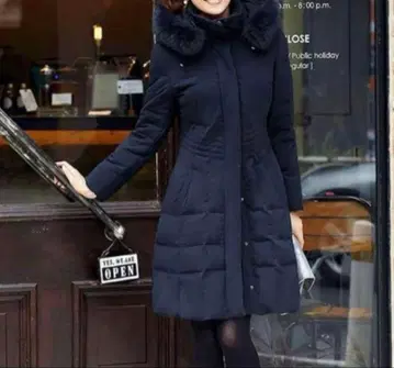 블랙 루일 에 부티크 후드 부착 다운 코트