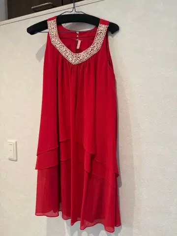 빨간색 플레어 드레스 비즈 장식 포함