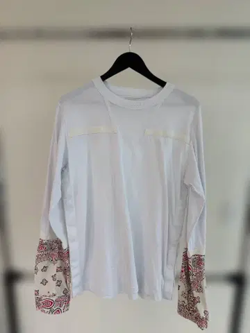 Sacai 남성용 화이트 T셔츠 반다나 패턴 소매