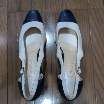 화이트/네이비 토캡 하이힐