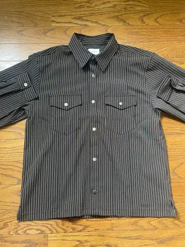 스트라이프 디자인 긴팔 셔츠