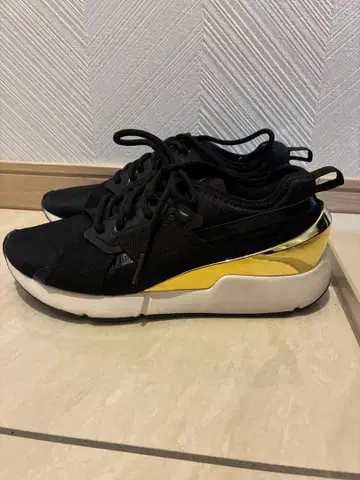 블랙/골드 스니커즈 22.5 cm