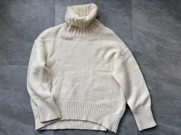 아이보리 터틀넥 니트 긴팔