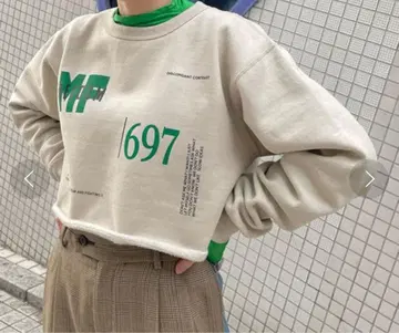 그래픽 프린트 크롭 맨투맨