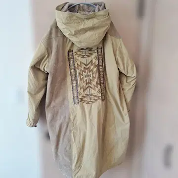 기하학 패턴 자수 베이지 모즈 코트