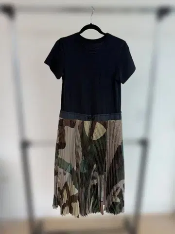 Sacai x Kaws 네이비 반팔 탑 카모플라쥬 플리츠 원피스