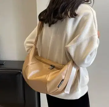 베이지 합성 피혁 숄더백