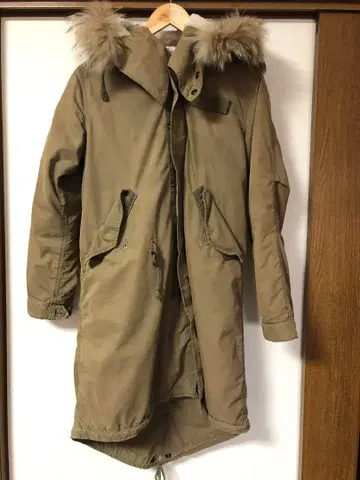 AVIREX MFG. 후드 부착 모즈 코트 카키