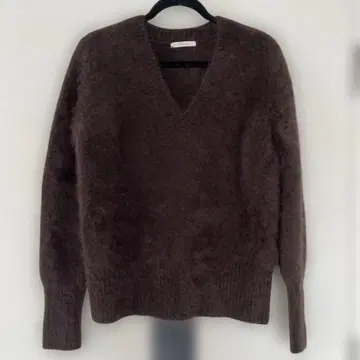 다크 브라운 V넥 긴팔 스웨터