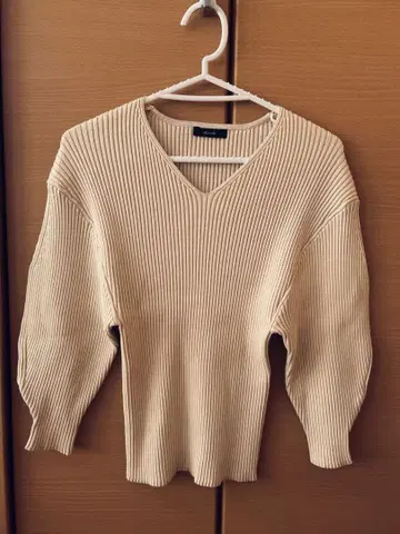 allureville 리브 니트 V넥 베이지 니트