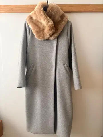 그레이 롱 코트 (퍼 카라 부착)