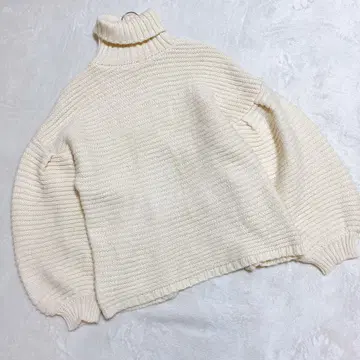 키키앤데이즈 * 니트 터틀넥 화이트 (F) 볼륨 소매