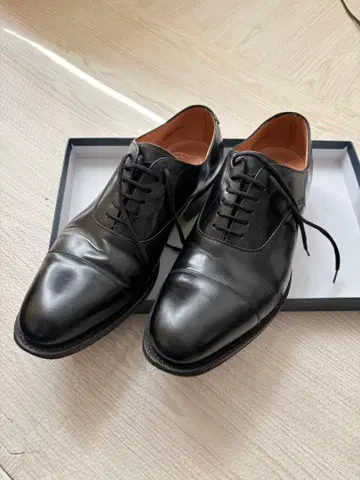 블랙 가죽 드레스 신발 캡토