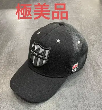 요시노리 코타케 블랙 캡 엠블럼 부착