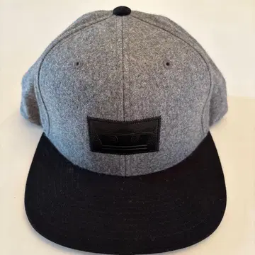 그레이와 블랙의 스냅백 캡