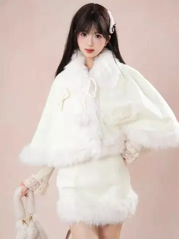 화이트 퍼 케이프 코트 셋업