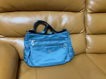 파란색 숄더백 지퍼 올풀림 있음