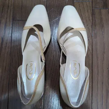 베이지 스틸레토 하이힐