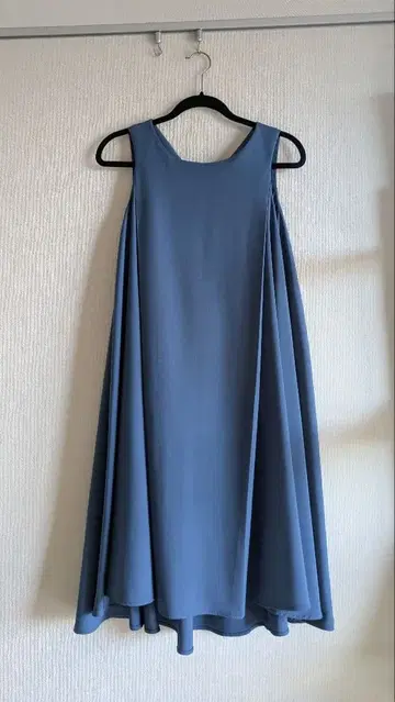 SALOON 슬리브리스 A라인 원피스