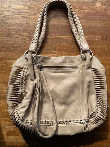 프린지 스터드 장식 가죽 숄더백