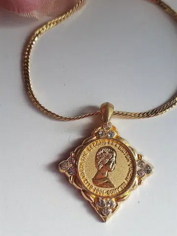 [ 미사용 ] 레어. 스퀘어형. 엘리자베스 2세. 목걸이. 1981년