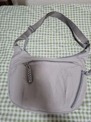 그레이 숄더백 프론트 포켓 부착