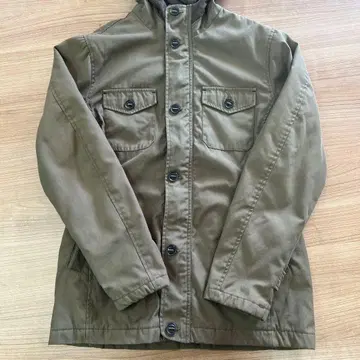 올리브색 후드 부착 자켓