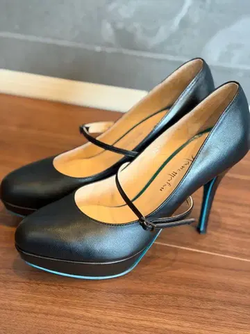 긴자 카네마츠 스트랩 하이힐 펌프스