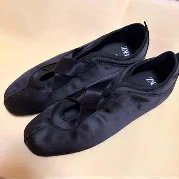 ZARA 블랙 새틴 플랫슈즈 38 (24cm~24.5cm)
