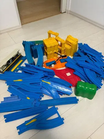 프라레일 레일 세트와 건물 부품