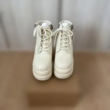 통굽 화이트 하이컷 부츠 토쿠토유