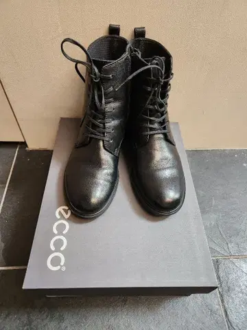 ECCO 블랙 레이스업 숏부츠