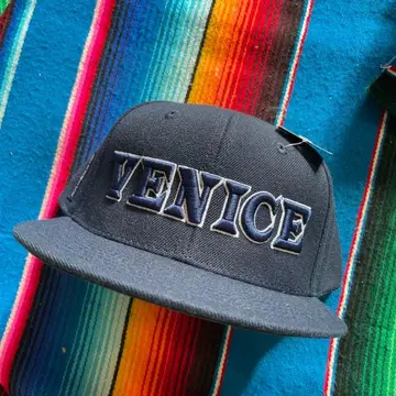 VENICE 베니스 스트릿 자수 네이비 캡 스냅백