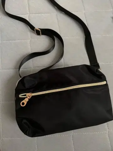 나일론 소재 블랙 숄더백 골드 지퍼