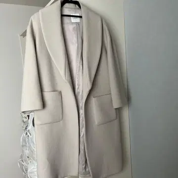 옅은 베이지, 화이트 코트