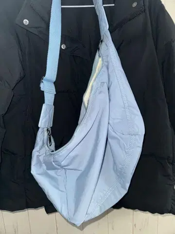 라이트 블루 나일론 숄더백