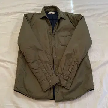 올리브색 다운 자켓 버튼 프론트