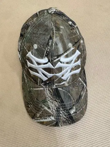 oMA 자수 카모플라쥬 캡 화이트 로고 자수 부착