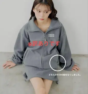 [ 하자품 ] Chico 가슴 로고 플리스 상의 브라운